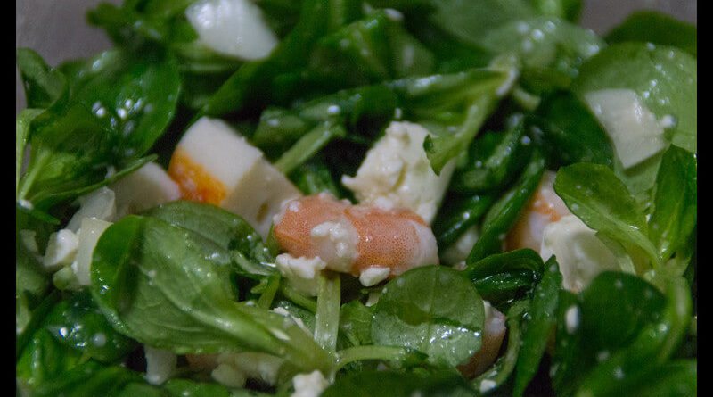 Ensalada de canónigos y langostinos