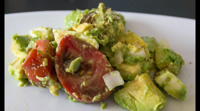 Ensalada de aguacate, tomate y mozzarella