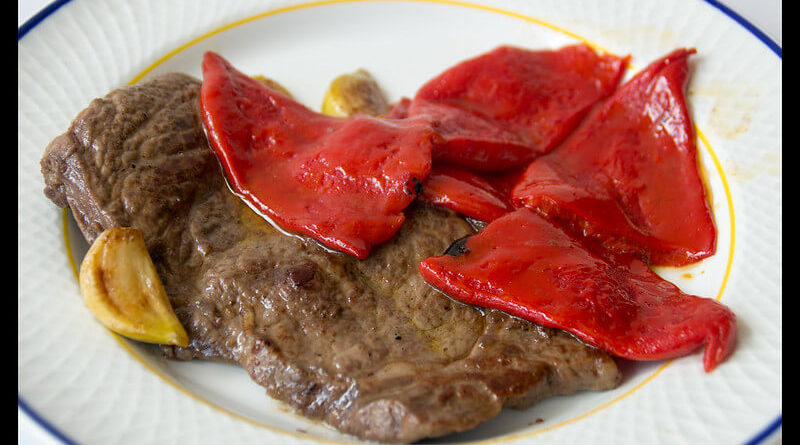 Entrecot a la plancha con pimientos de piquillo