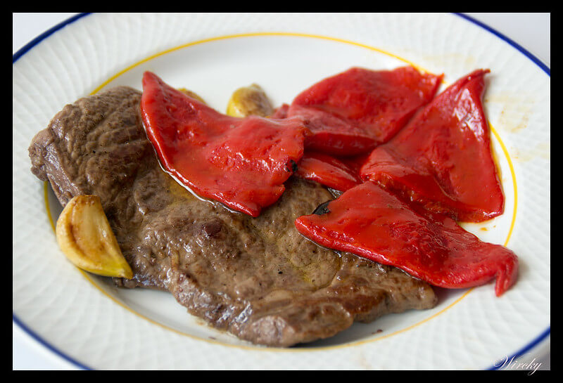 Entrecot a la plancha con pimientos de piquillo