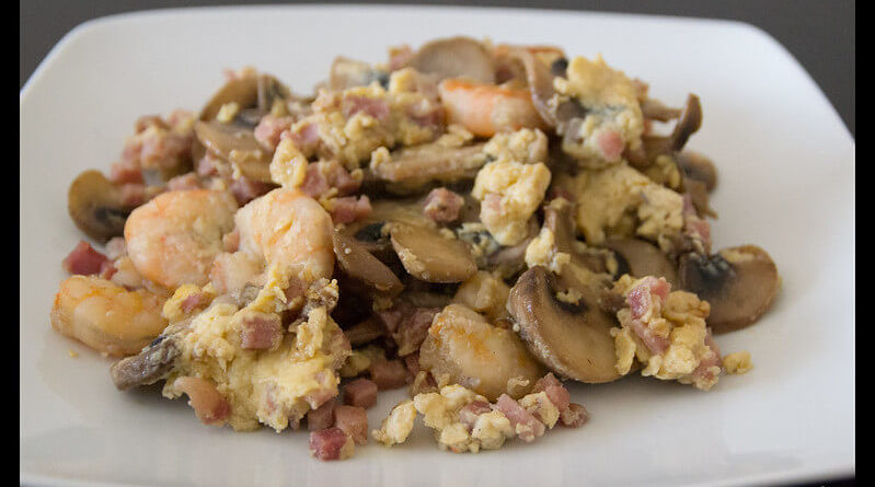 Revuelto de champiñones con gambas y jamón