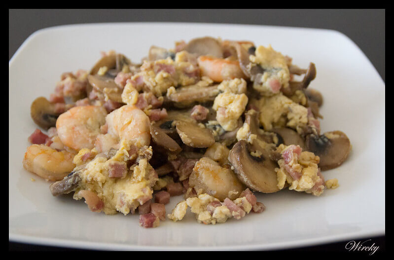 Revuelto de champiñones con gambas y jamón