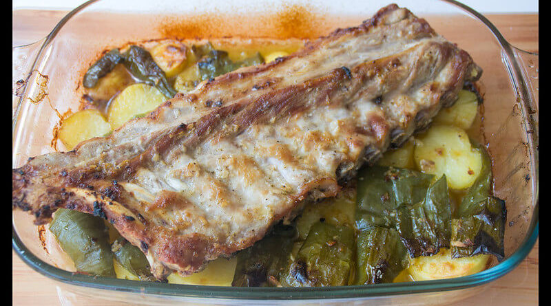 Costillar de cerdo al horno con patatas y pimientos