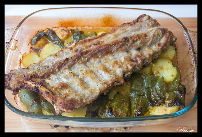 Costillar de cerdo al horno con patatas y pimientos
