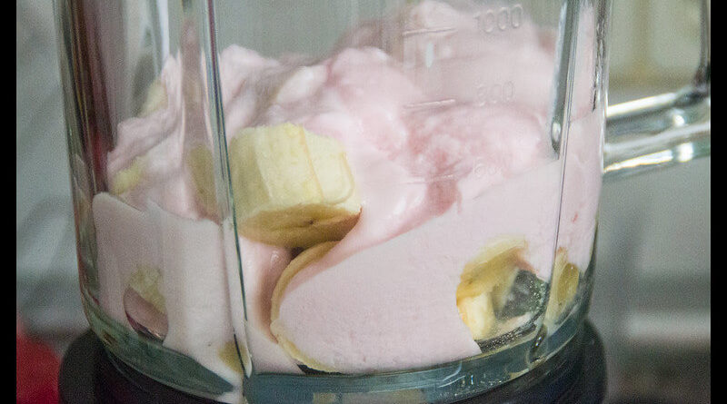 Batido de plátano con mermelada de fresa