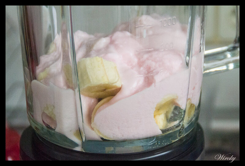Batido de plátano con mermelada de fresa