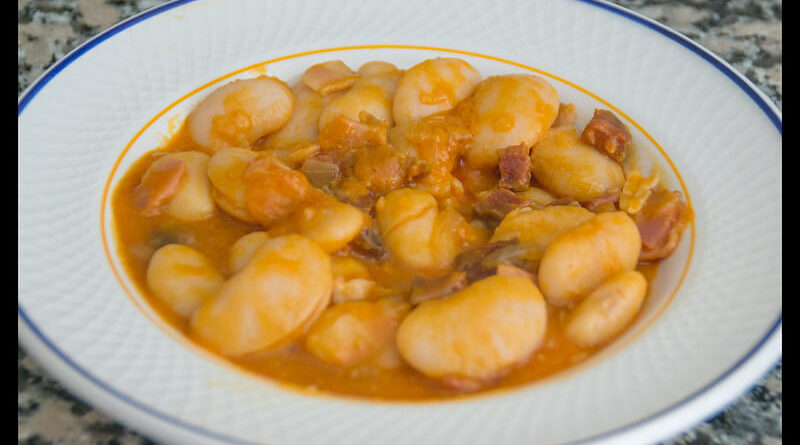 Judiones con chorizo y bacon