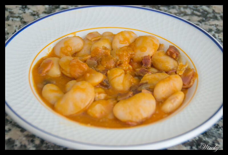 Judiones con chorizo y bacon