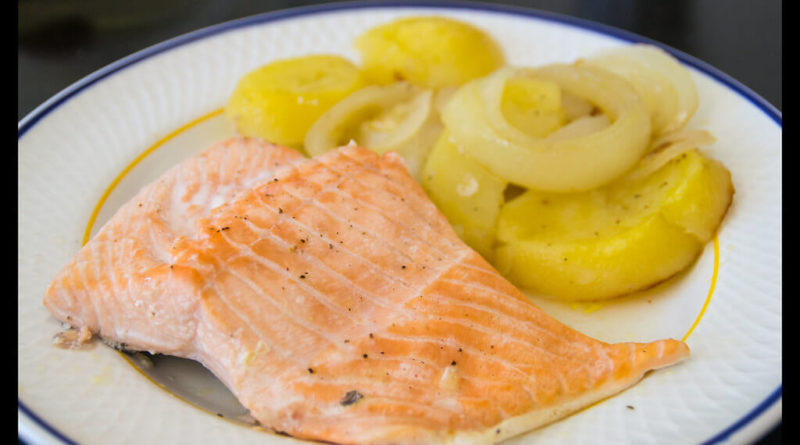 Salmón al horno con patatas