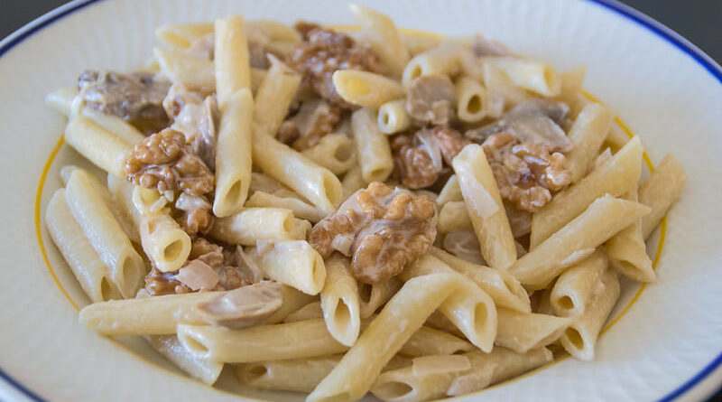 Macarrones con champiñones nueces y bacon
