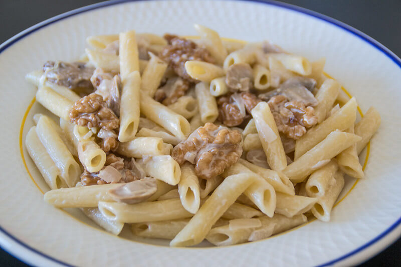 Macarrones con champiñones nueces y bacon